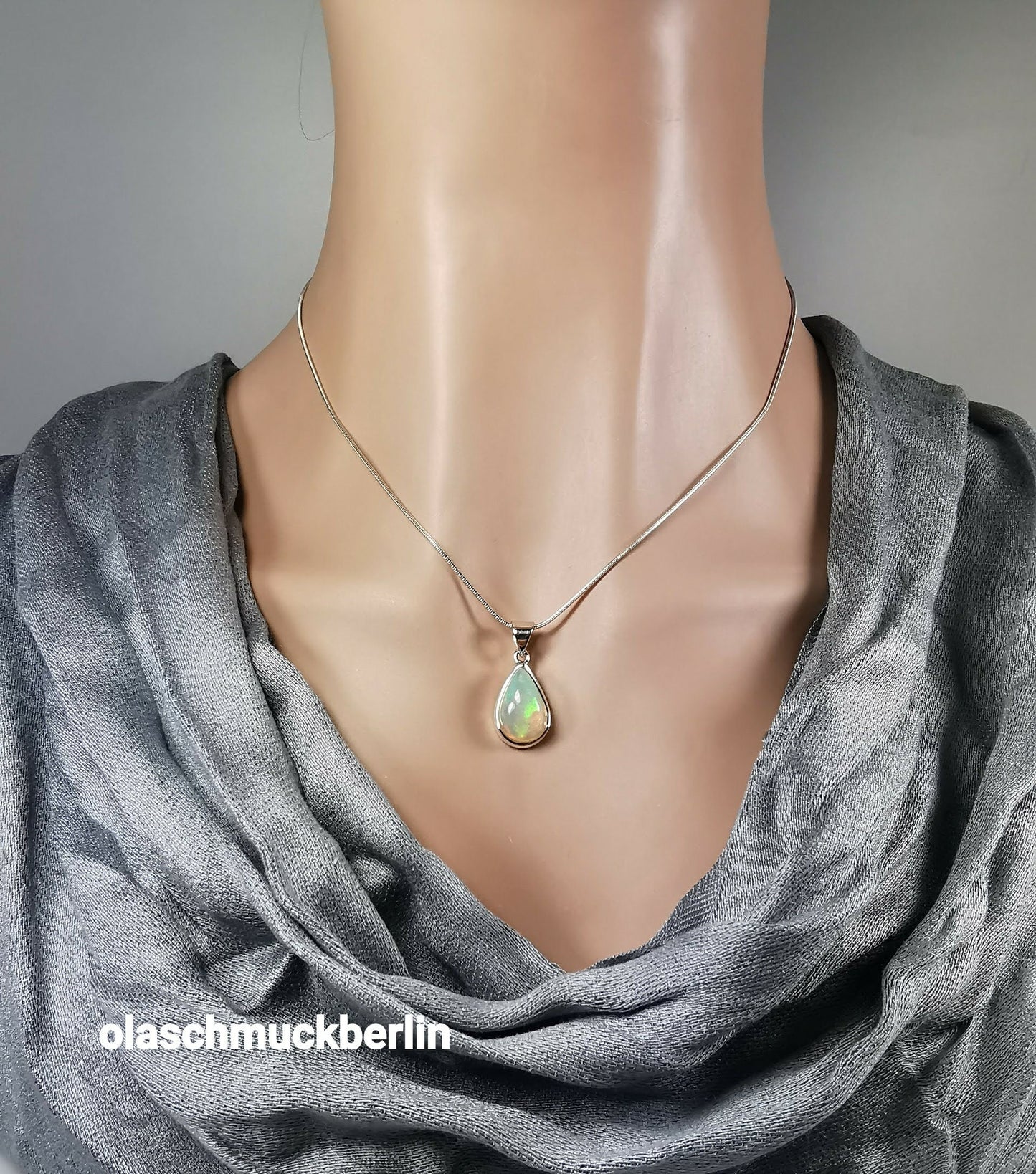 Handgefertigter Silberanhänger mit Welo Opal // 1,0