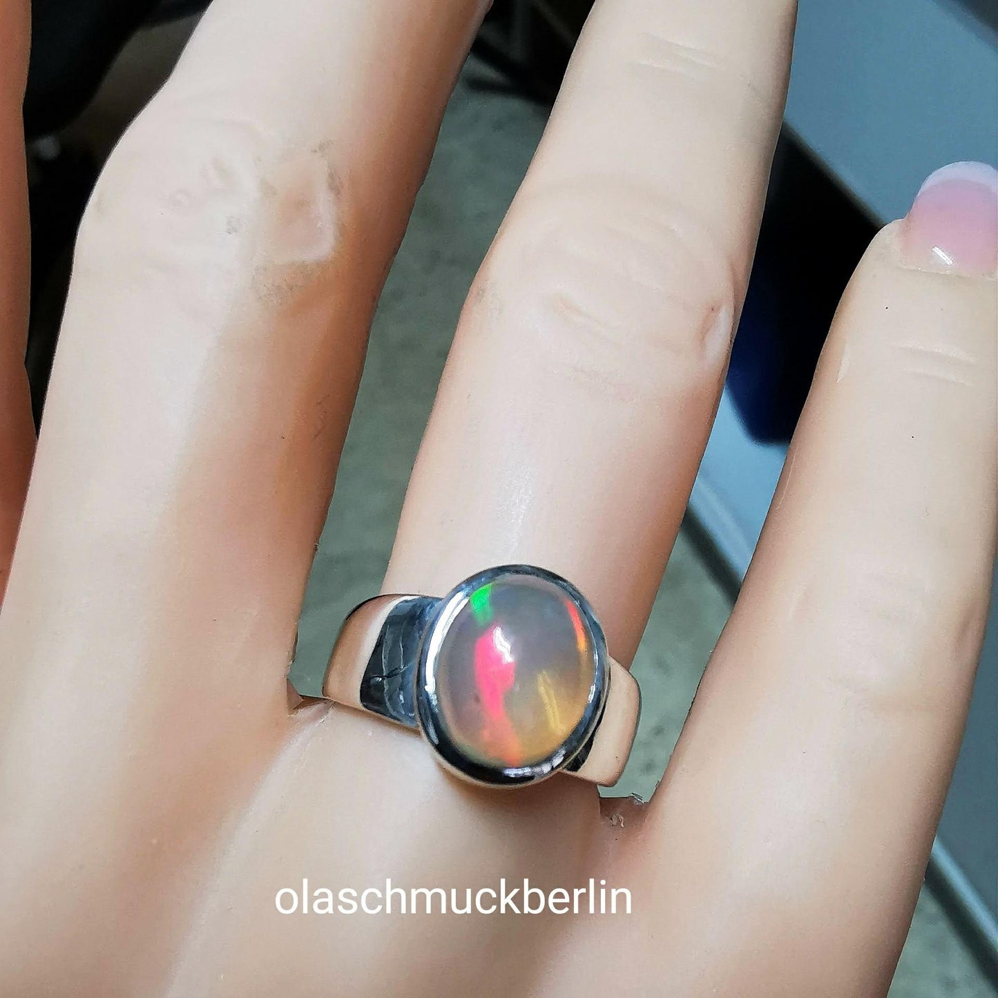 Handgefertigter Silberring mit äthiopischen Opal