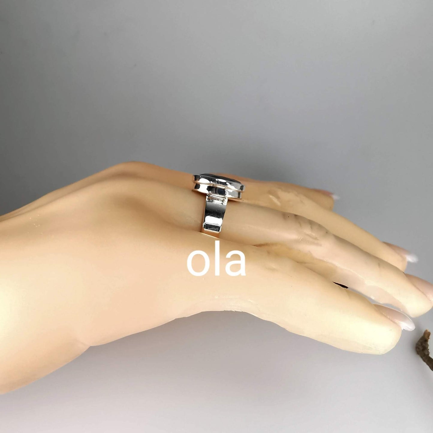 Handgefertigter Silberring mit Granat (Mosambik)