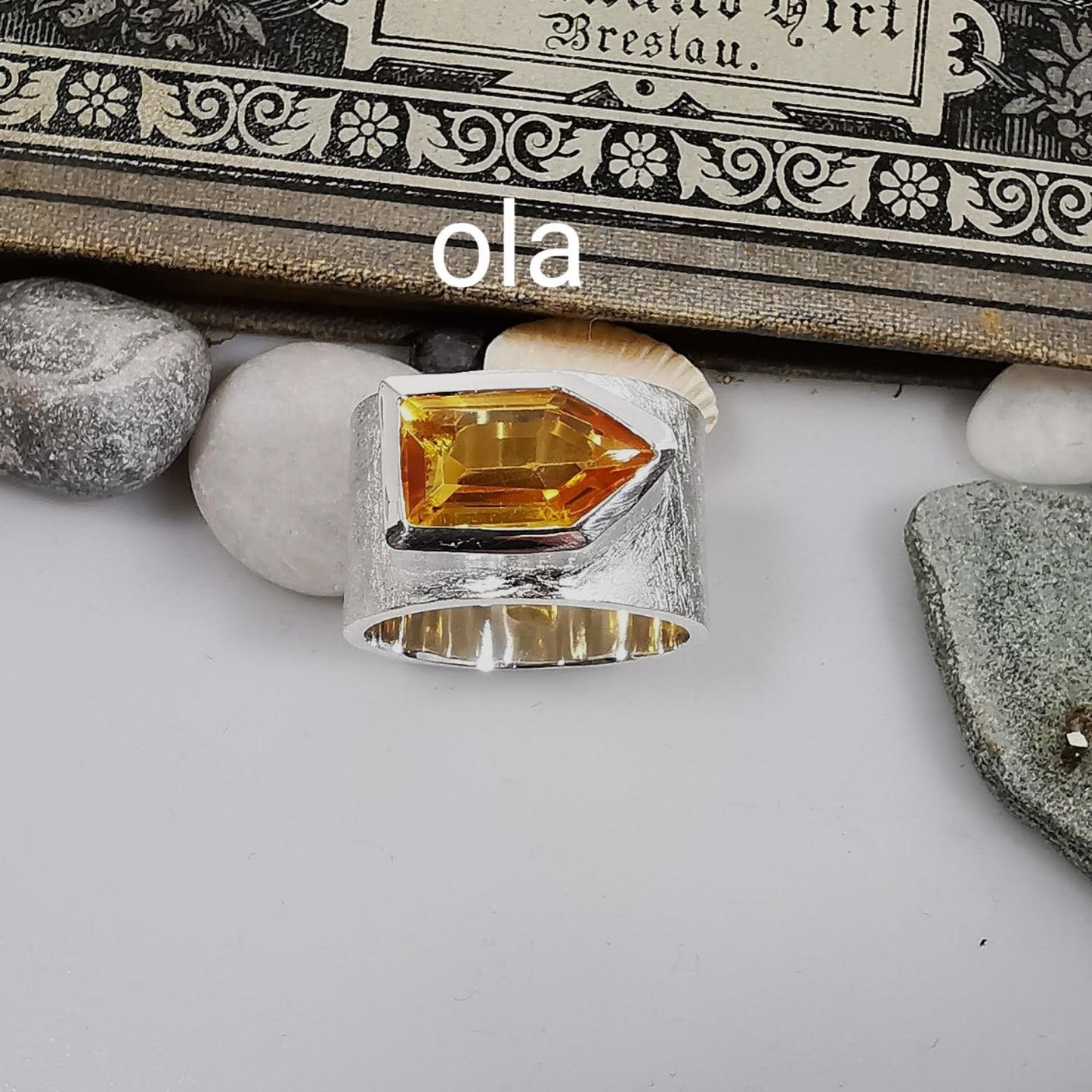 Großer mattierter Citrinring in Silber gefasst