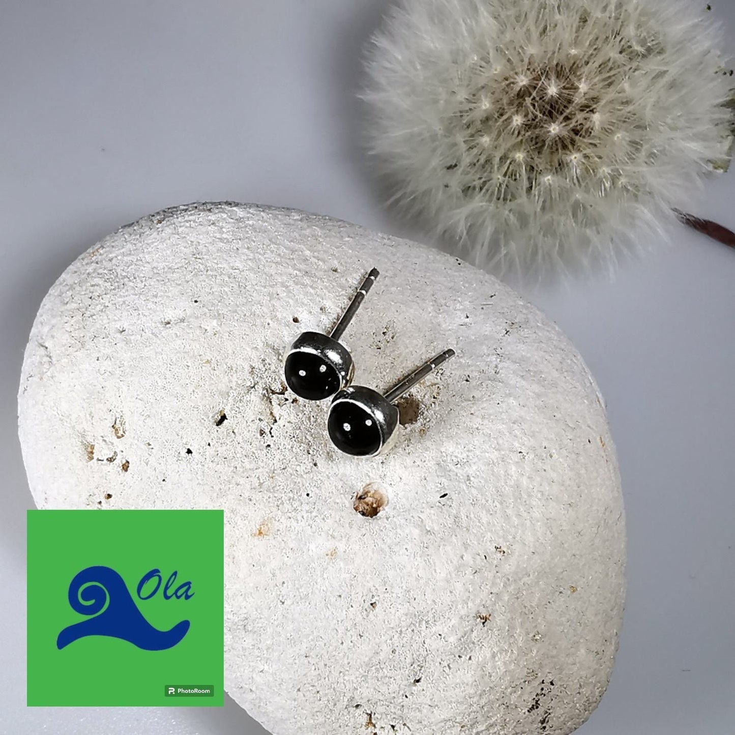 runde kleine Ohrstecker aus Onyx in Silber gefasst