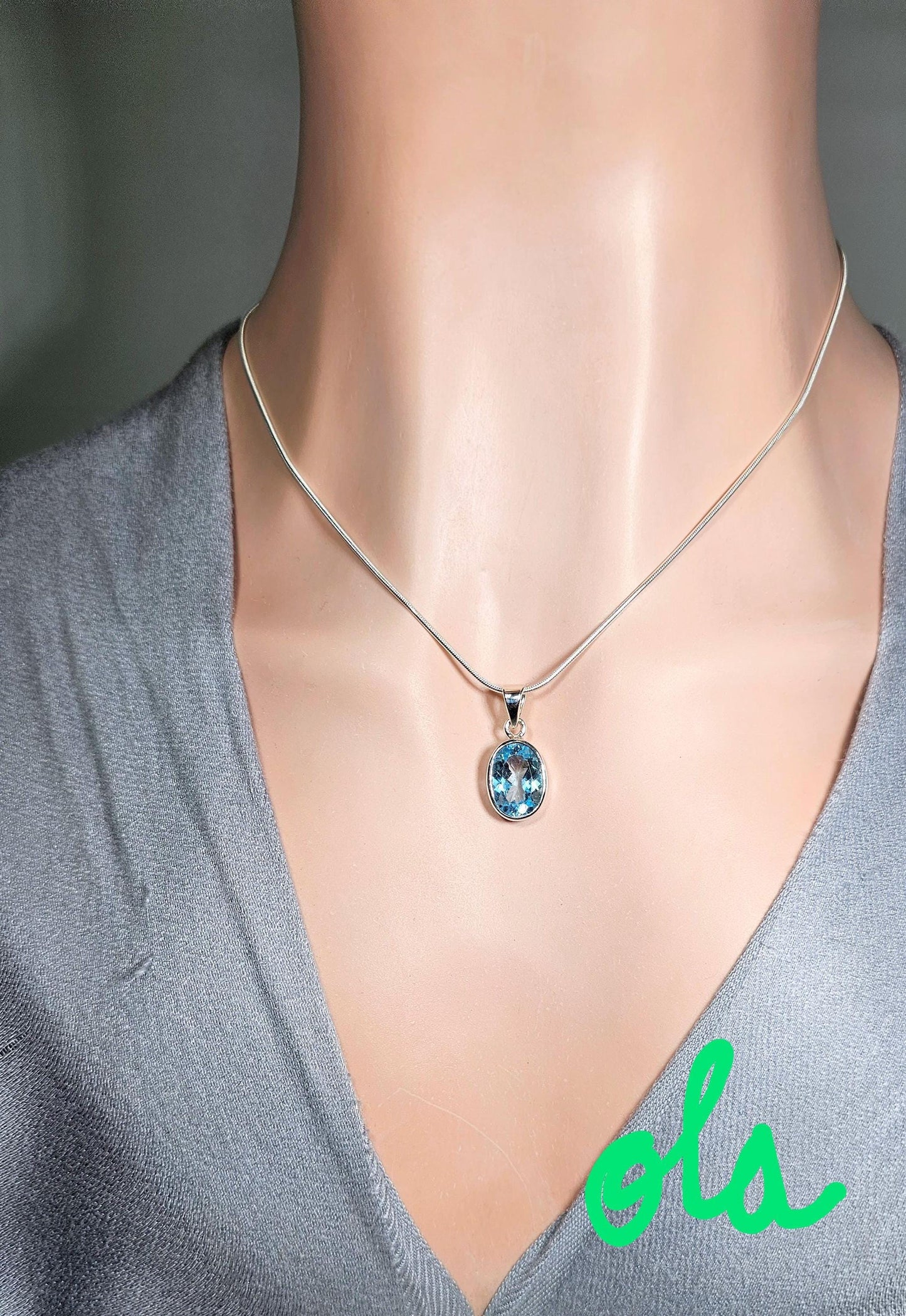 Handgefertigter Silberanhänger mit Topaz