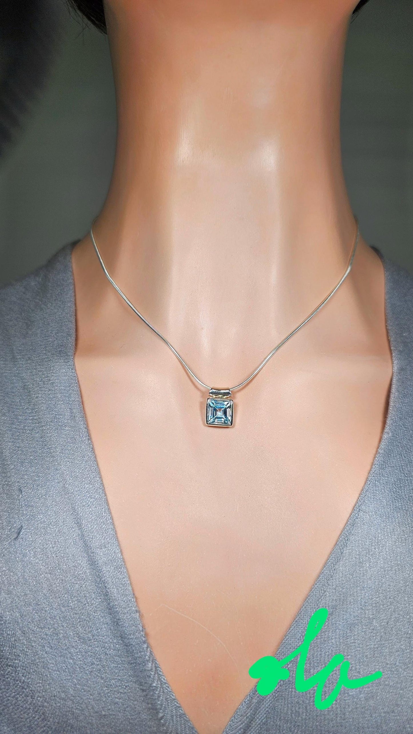Handgefertigter Silberanhänger mit Topaz