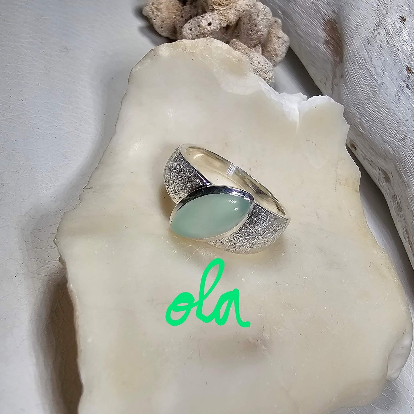 Ring mit Chalcedon in Silber gefasst