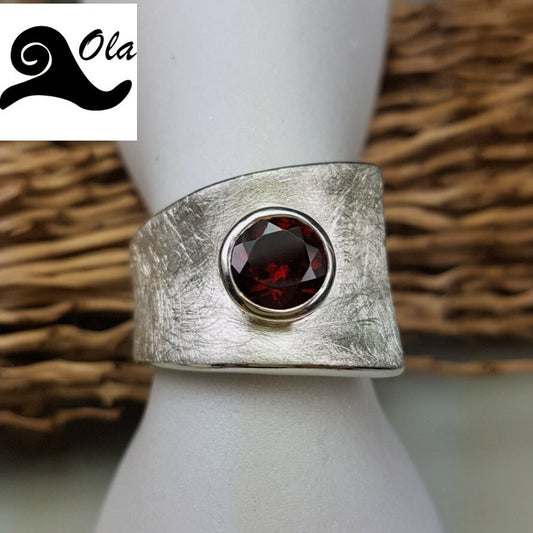 Handgefertigter Silberring mit Granat (Sri Lanka)