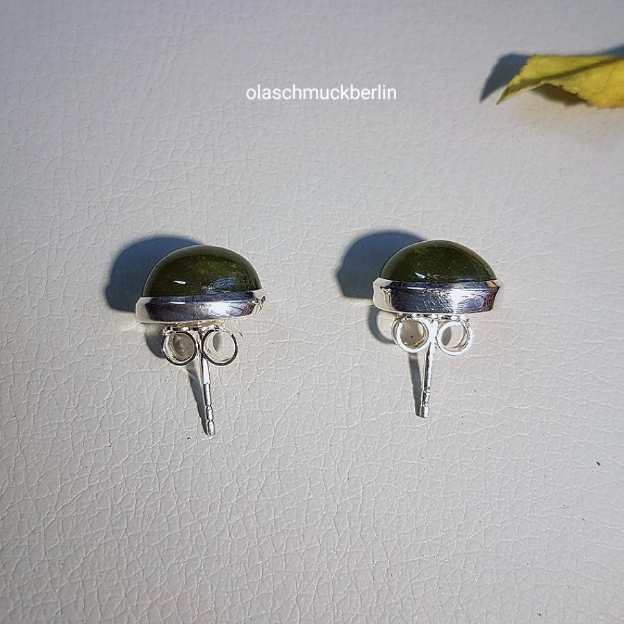 Silberohrstecker mit Vesuvianit