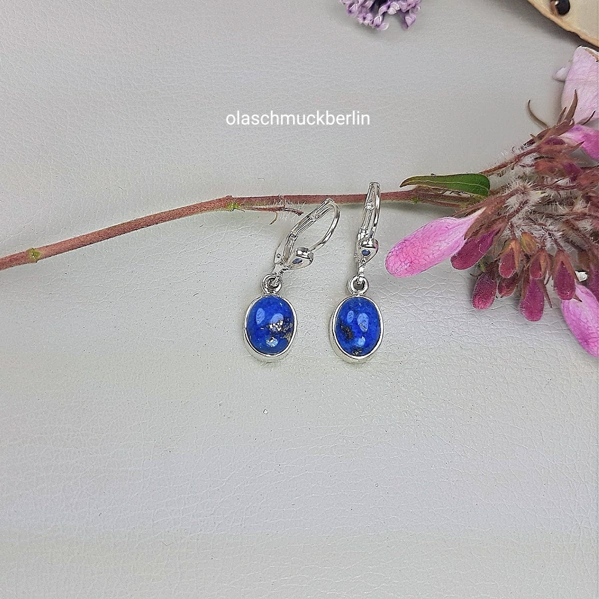 Silberohrhänger mit Lapislazuli