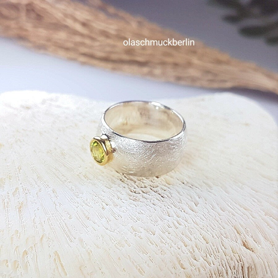 Handgefertigter Silberring mit Peridot