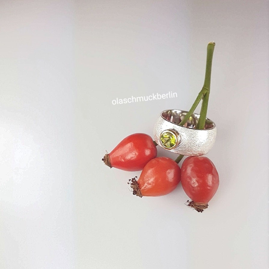 Handgefertigter Silberring mit Peridot