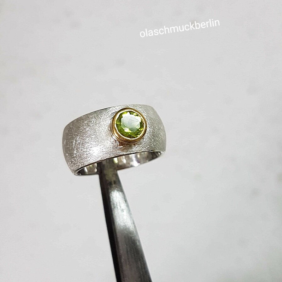 Handgefertigter Silberring mit Peridot