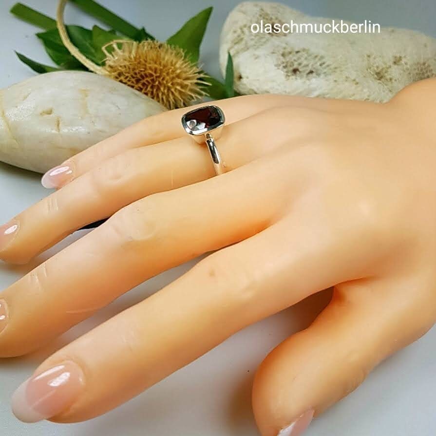 Handgefertigter Silberring mit Rhodolith