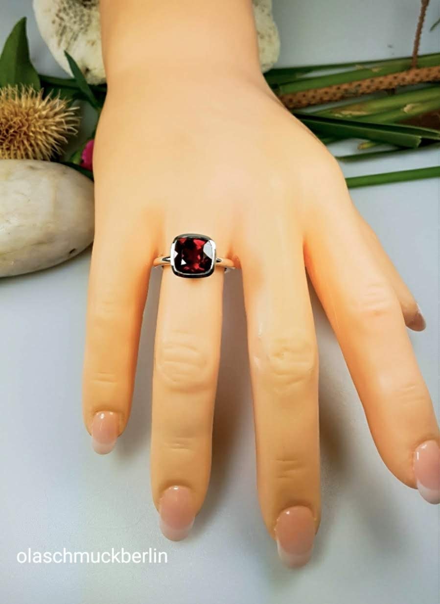 Handgefertigter Silberring mit Rhodolith