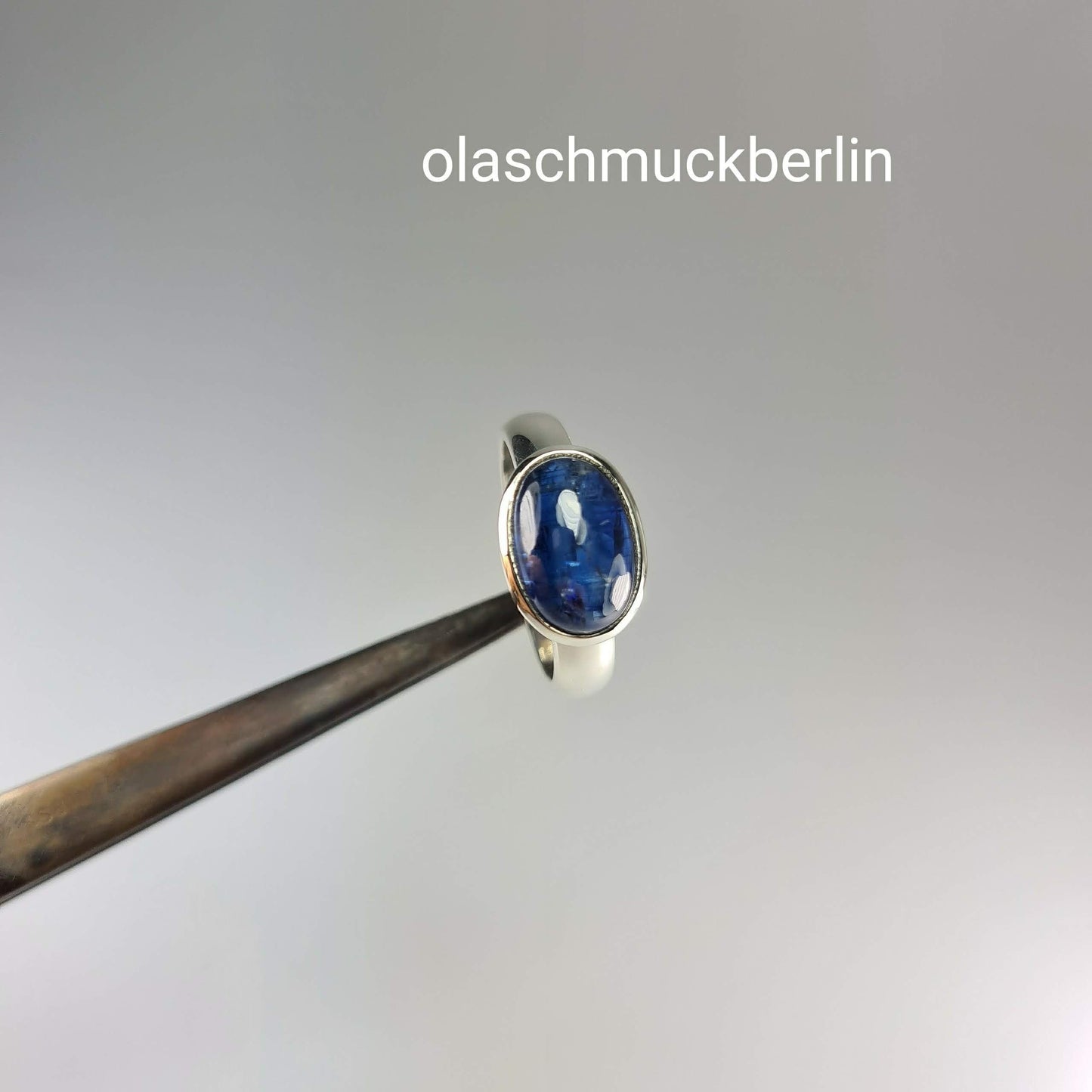Handgefertigter Silberring mit Kyanit