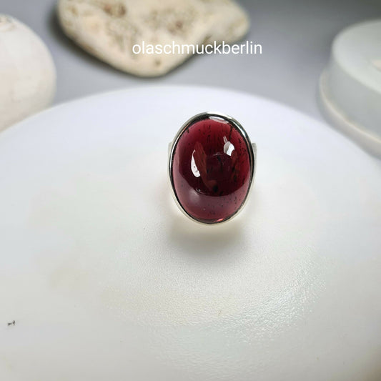 Handgefertigter Silberring mit Granat (mattiert)