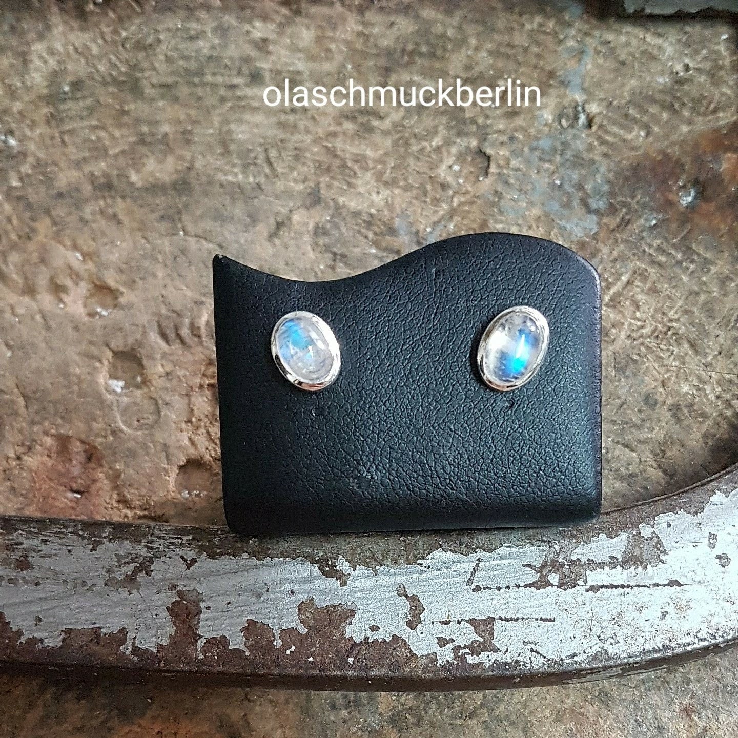 Silberohrstecker mit Regenbogen-Mondstein