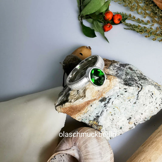 Handgefertigter Silberring mit Chromdiopsid