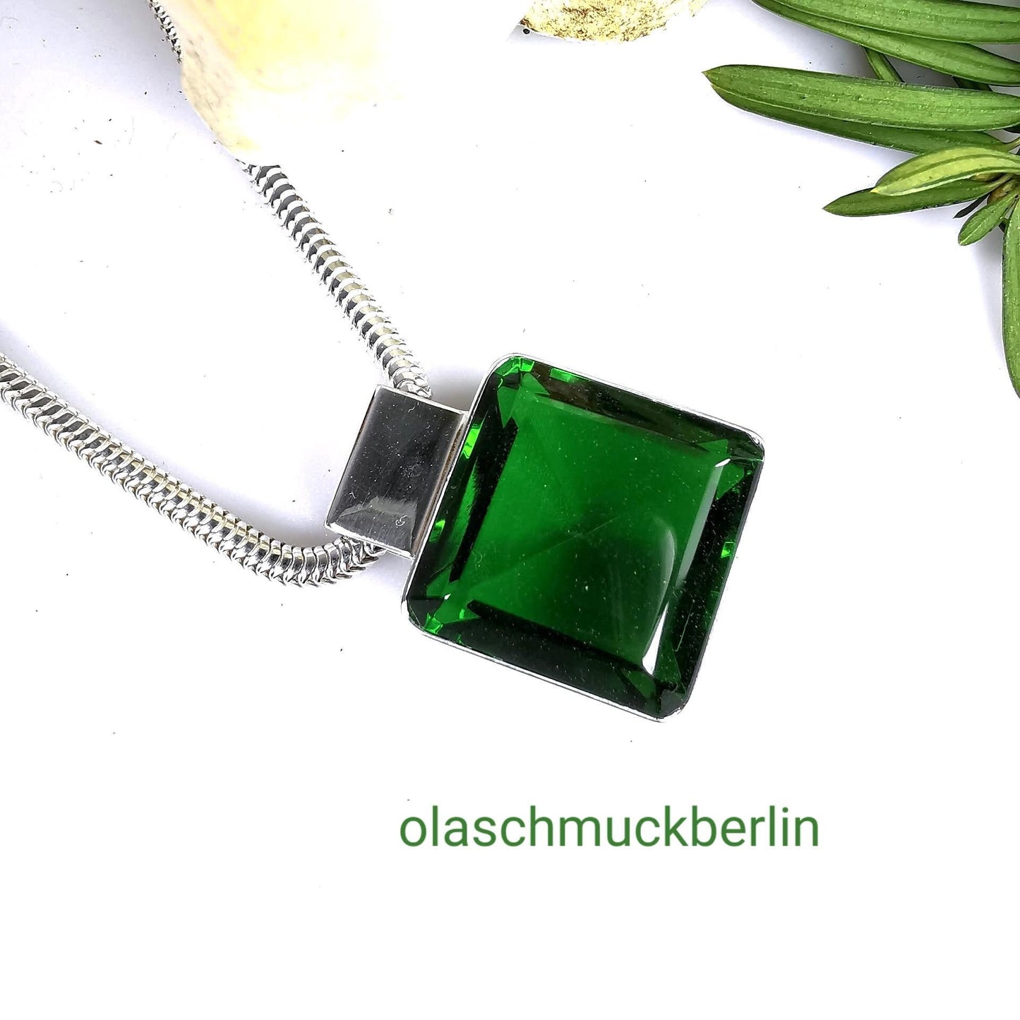 Handgefertigter Silberanhänger mit grünem Obsidian