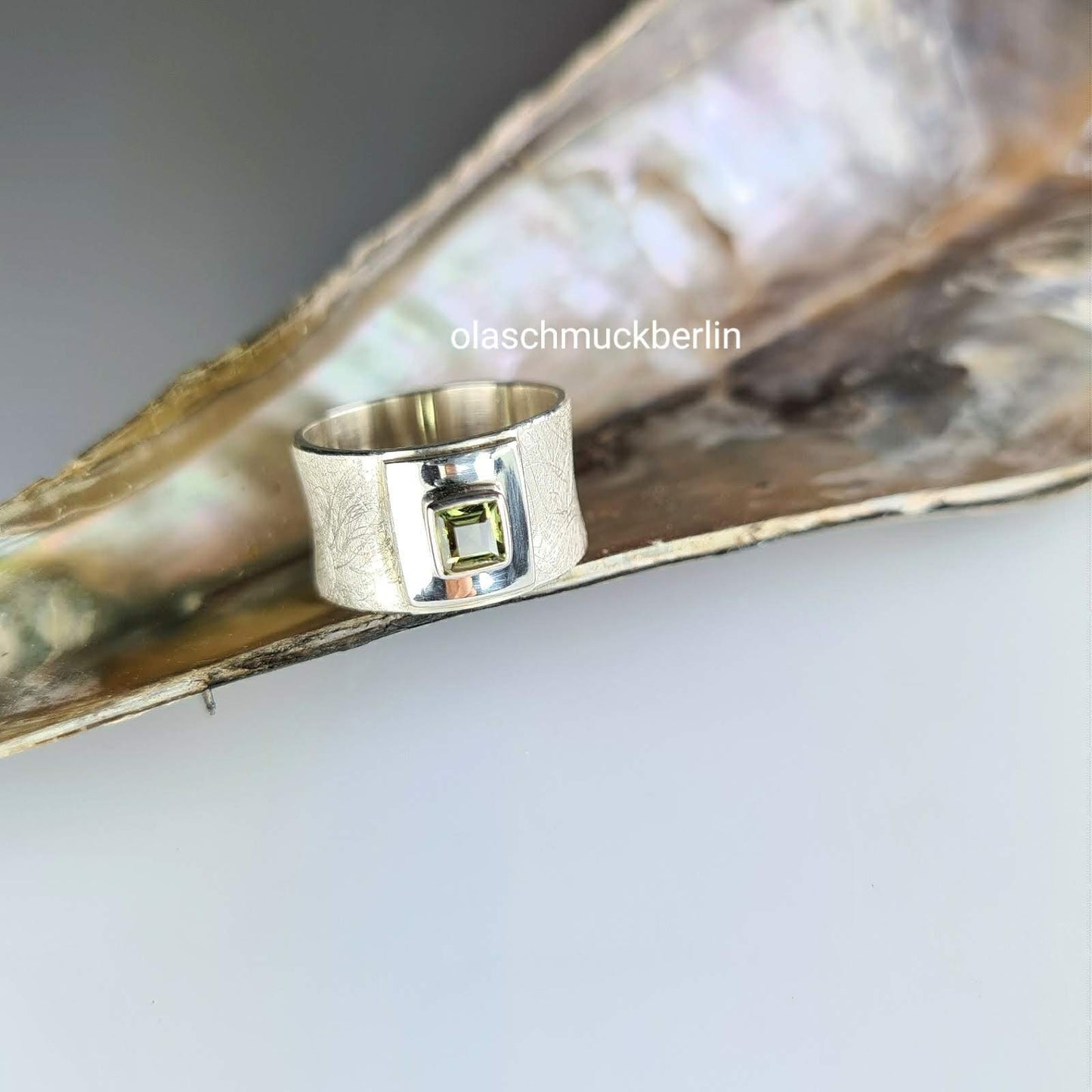 Handgefertigter Silberring mit Peridot (Norwegen)