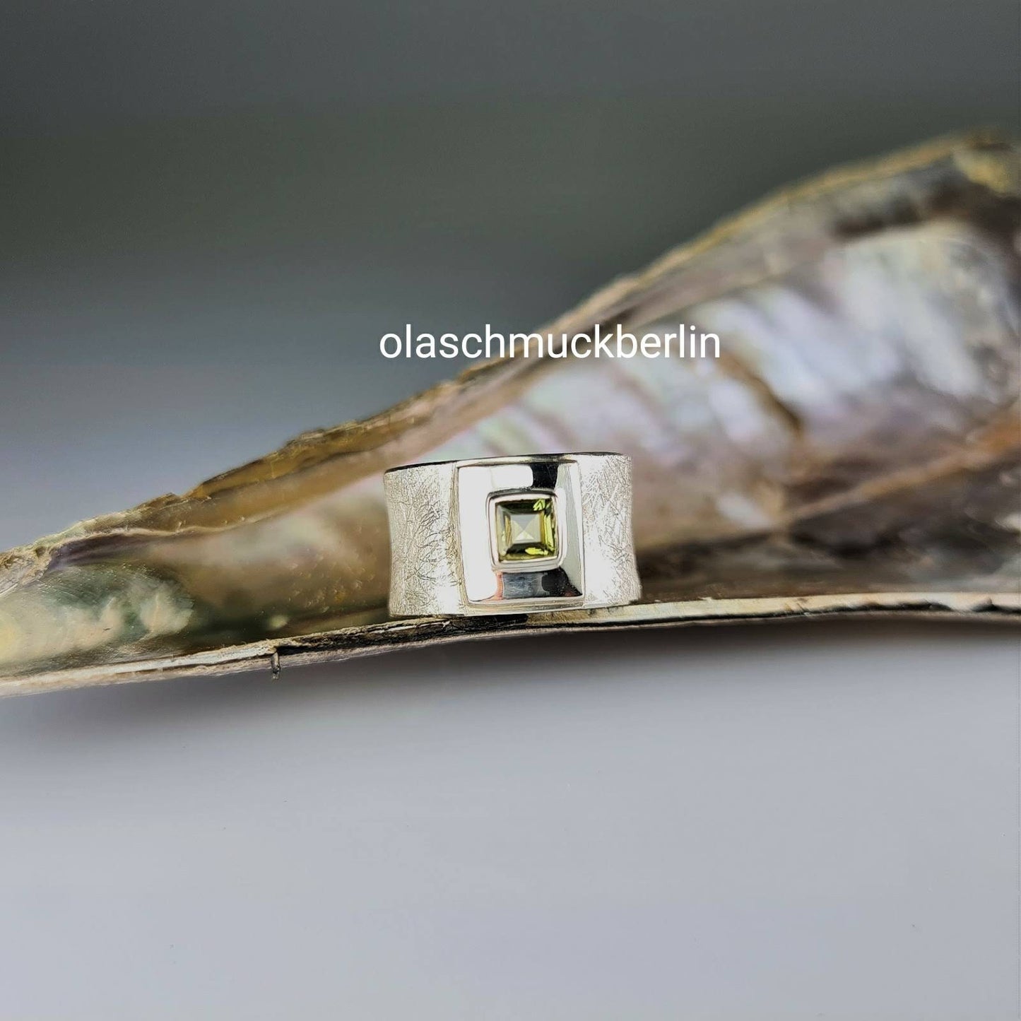 Handgefertigter Silberring mit Peridot (Norwegen)