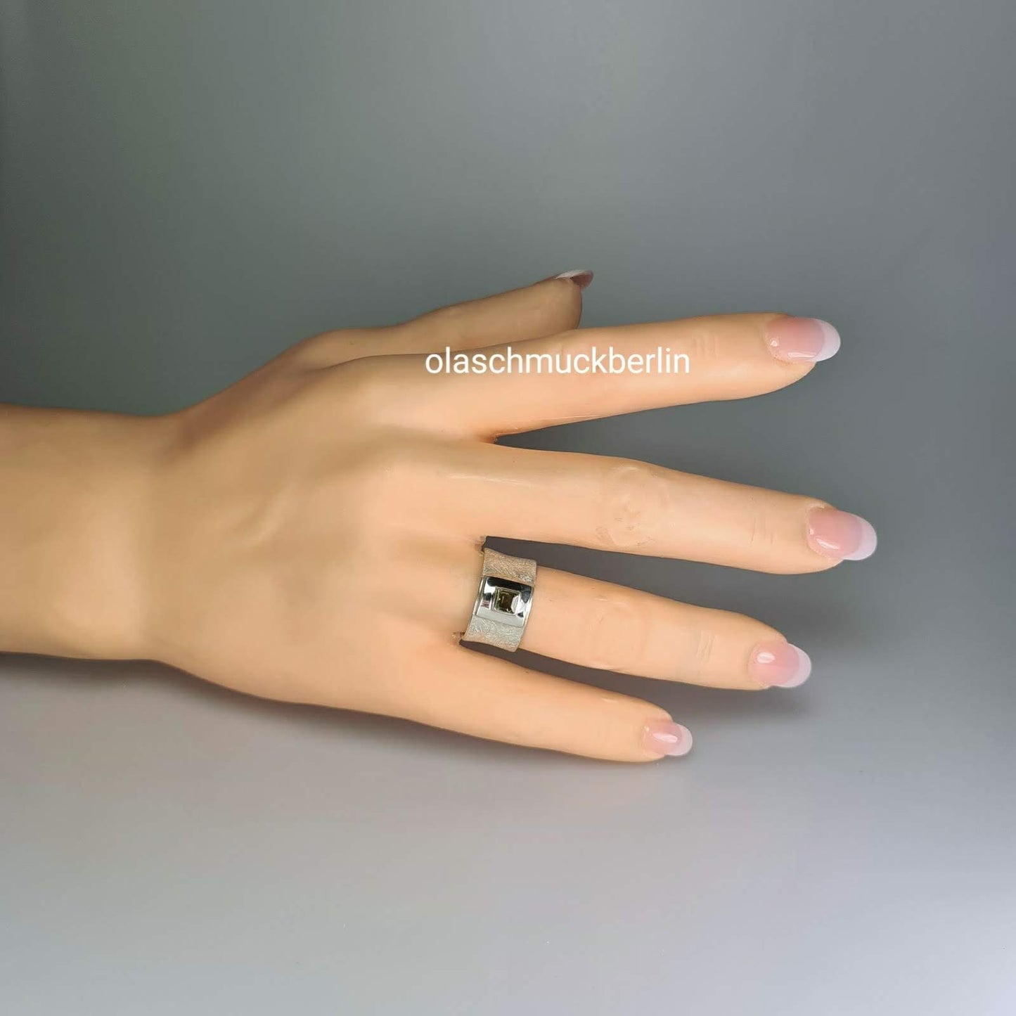 Handgefertigter Silberring mit Peridot (Norwegen)
