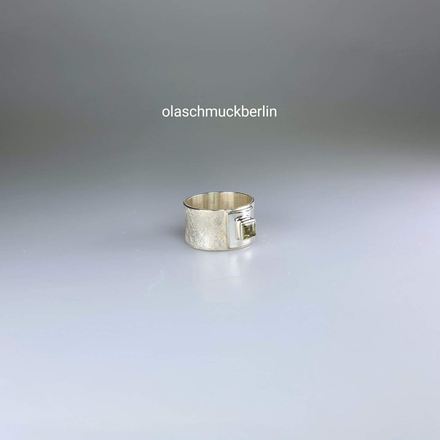 Handgefertigter Silberring mit Peridot (Norwegen)