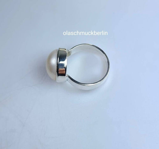 Silberring mit einer großen Süßwasserperle