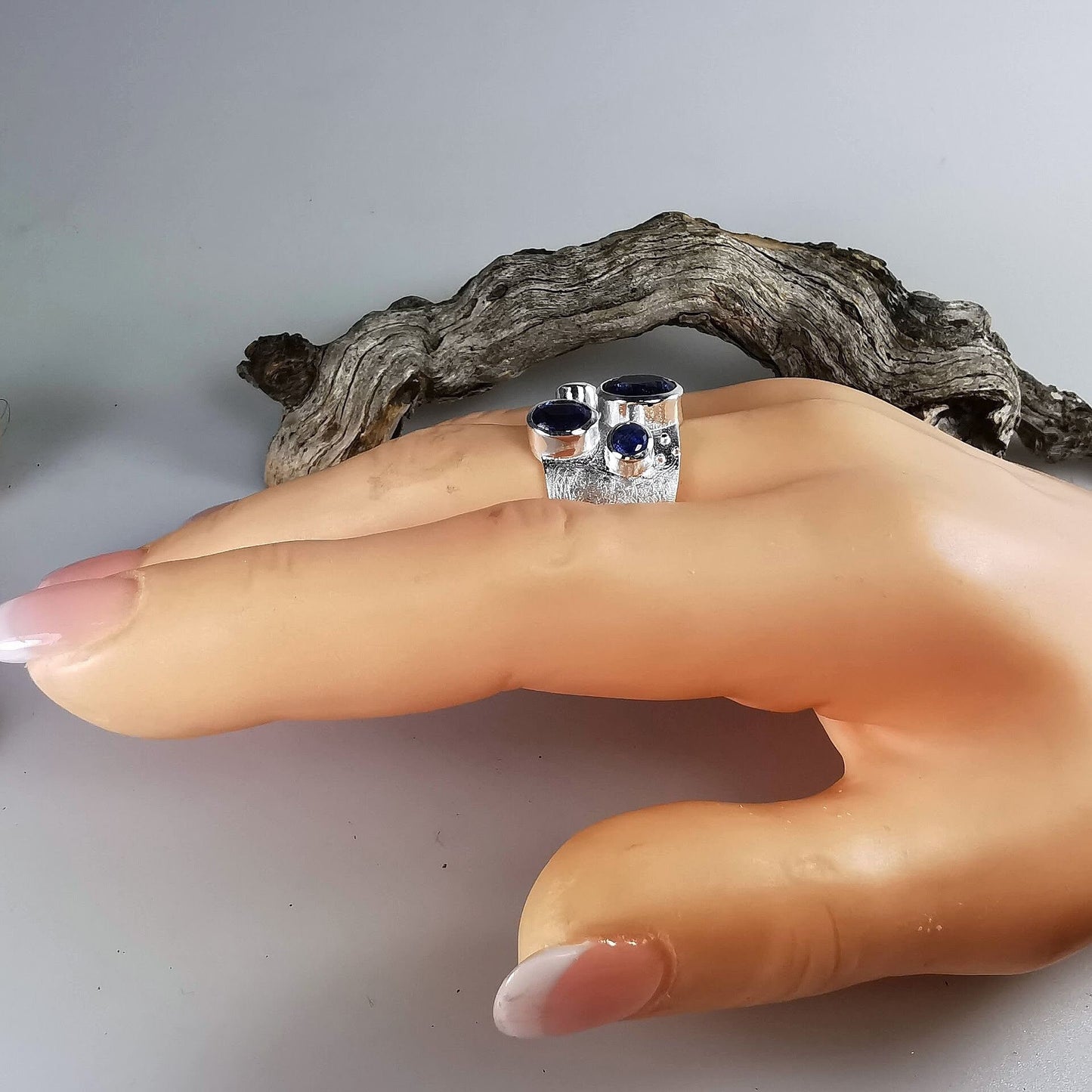 Handgefertigter Silberring mit Kyanit