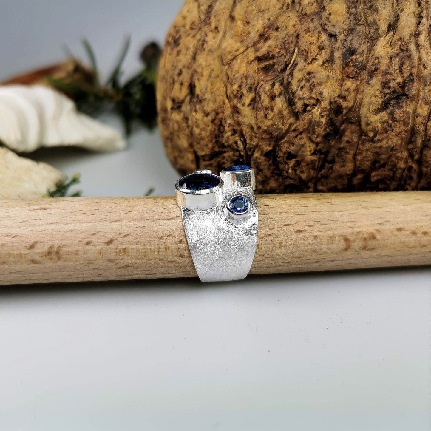 Handgefertigter Silberring mit Kyanit