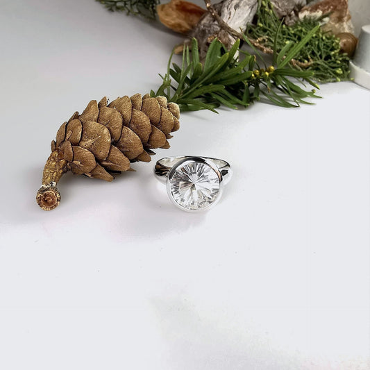 Handgefertigter Silberring mit Bergkristall
