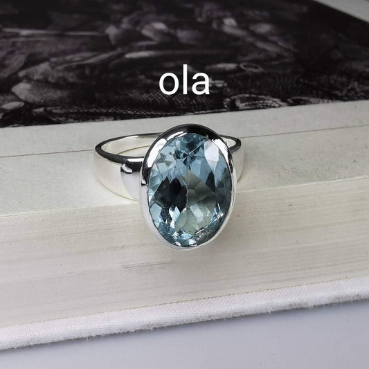 Handgefertigter Silberring mit Blautopas (USA)