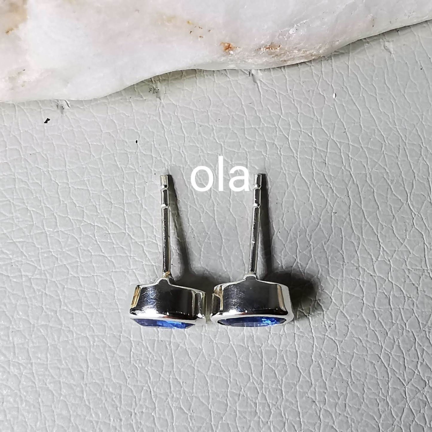 Handgefertigte Silberohrstecker mit Kyanit (Pakistan)