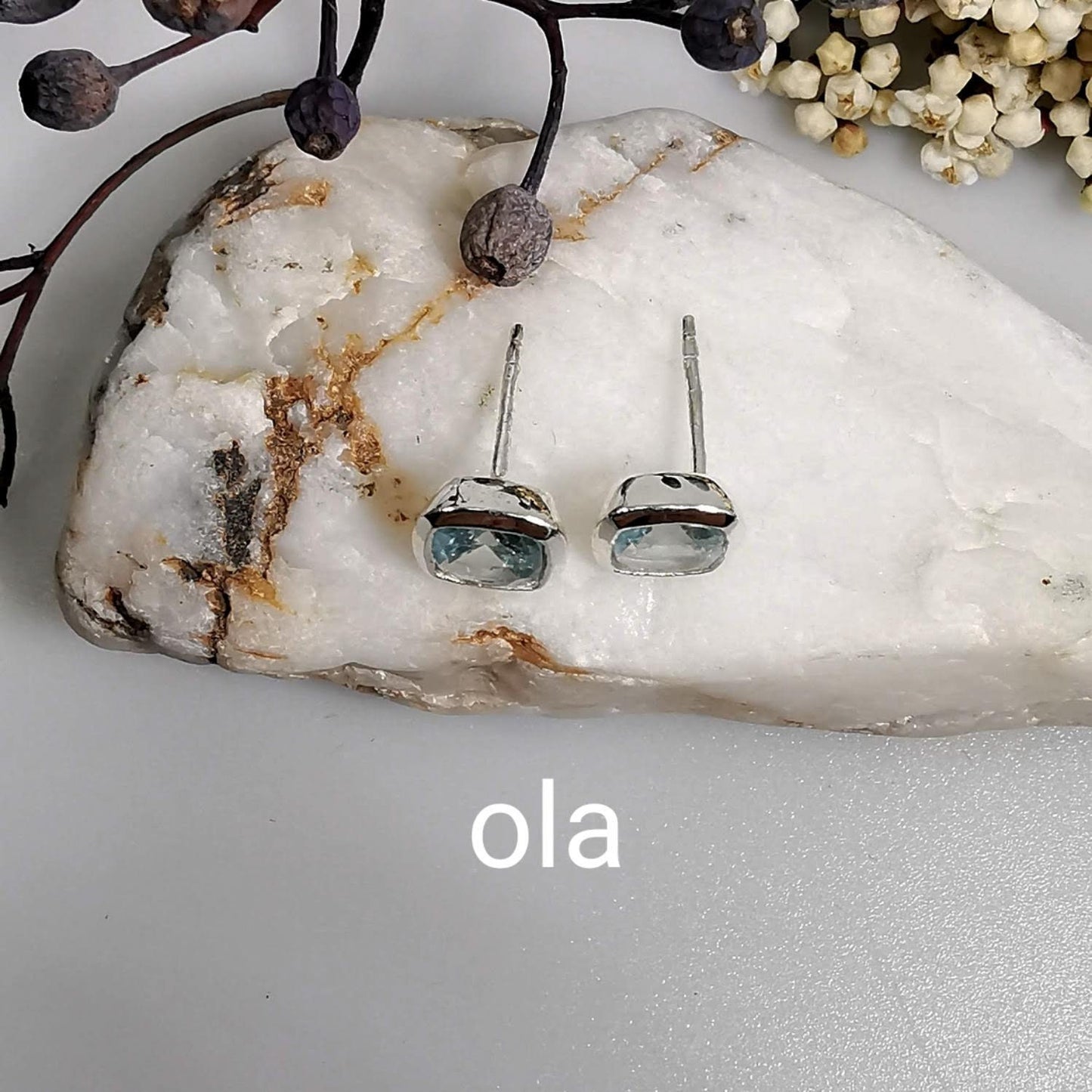 Handgefertigte Silberohrstecker mit Aquamarin (USA)
