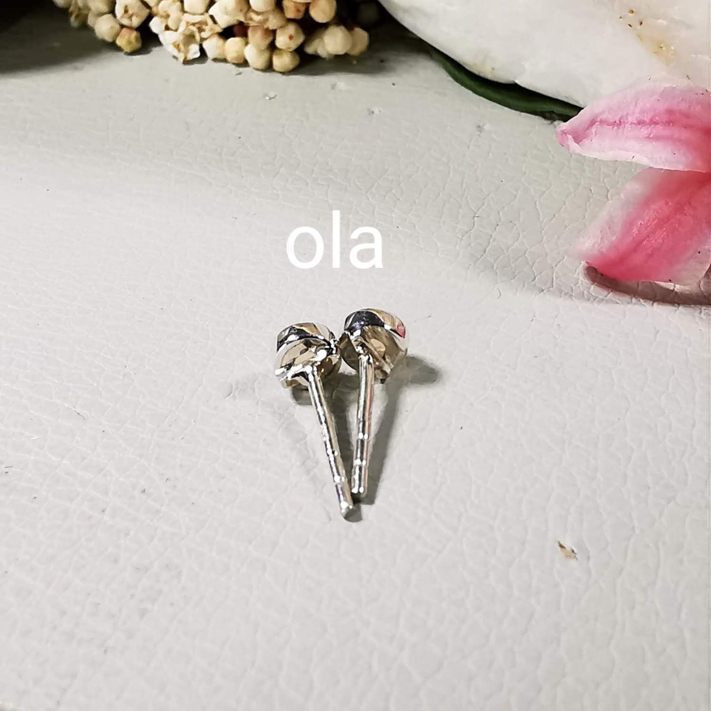 Handgefertigte Silberohrstecker mit Opal (Äthiopien)