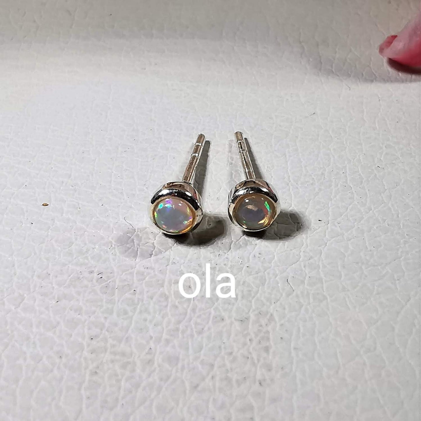 Handgefertigte Silberohrstecker mit Opal (Äthiopien)