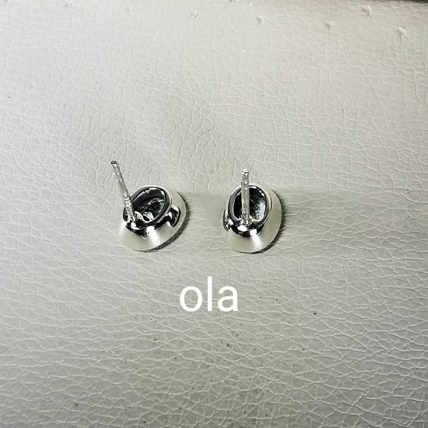 Handgefertigter Silberohrstecker mit Aquamarin (USA)