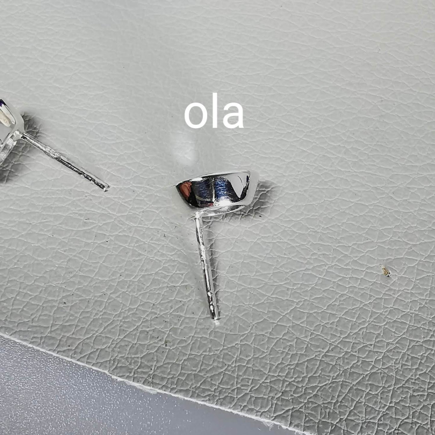 Handgefertigter Silberohrstecker mit Aquamarin (USA)