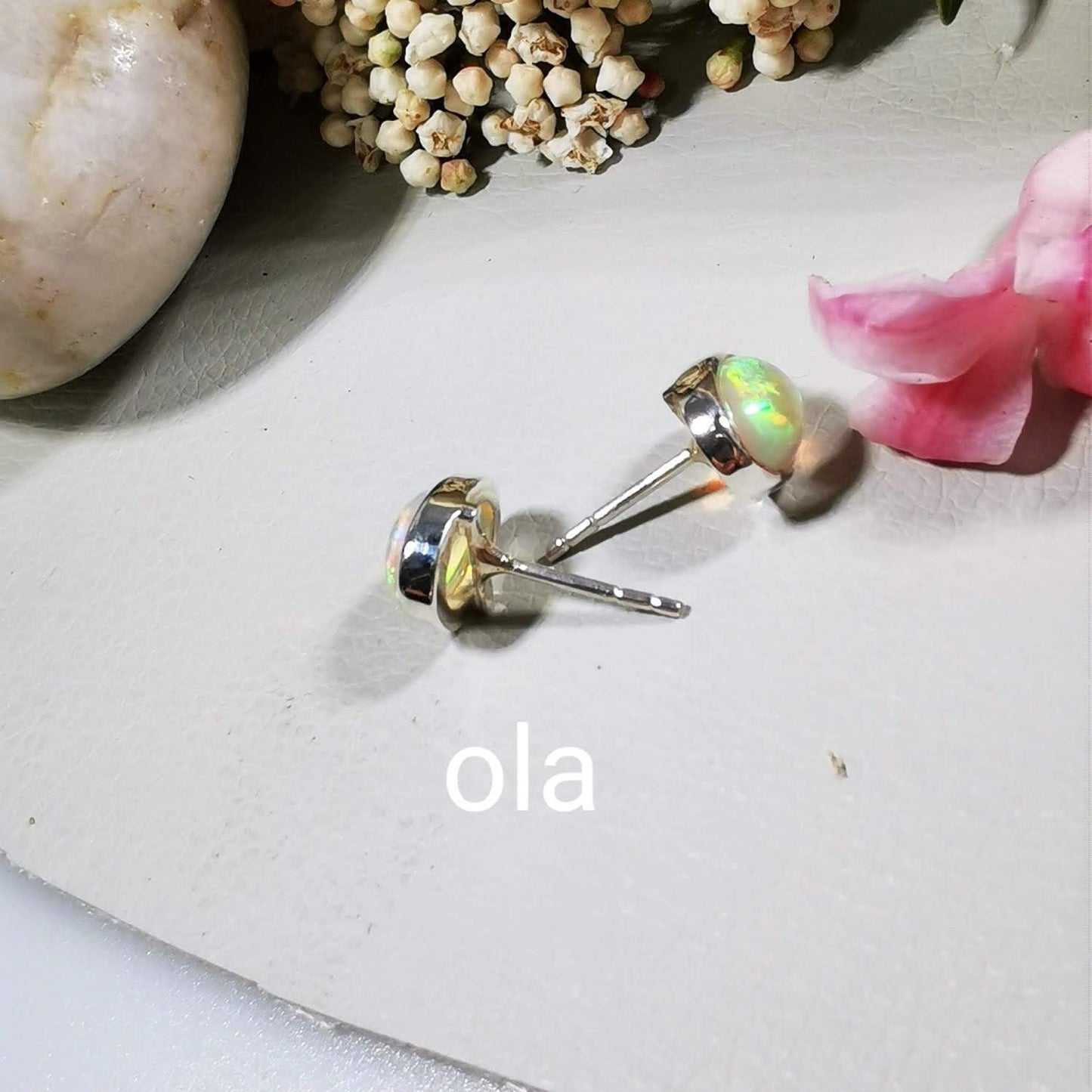 Handgefertigte Silberohrstecker mit Opal (Äthiopien)