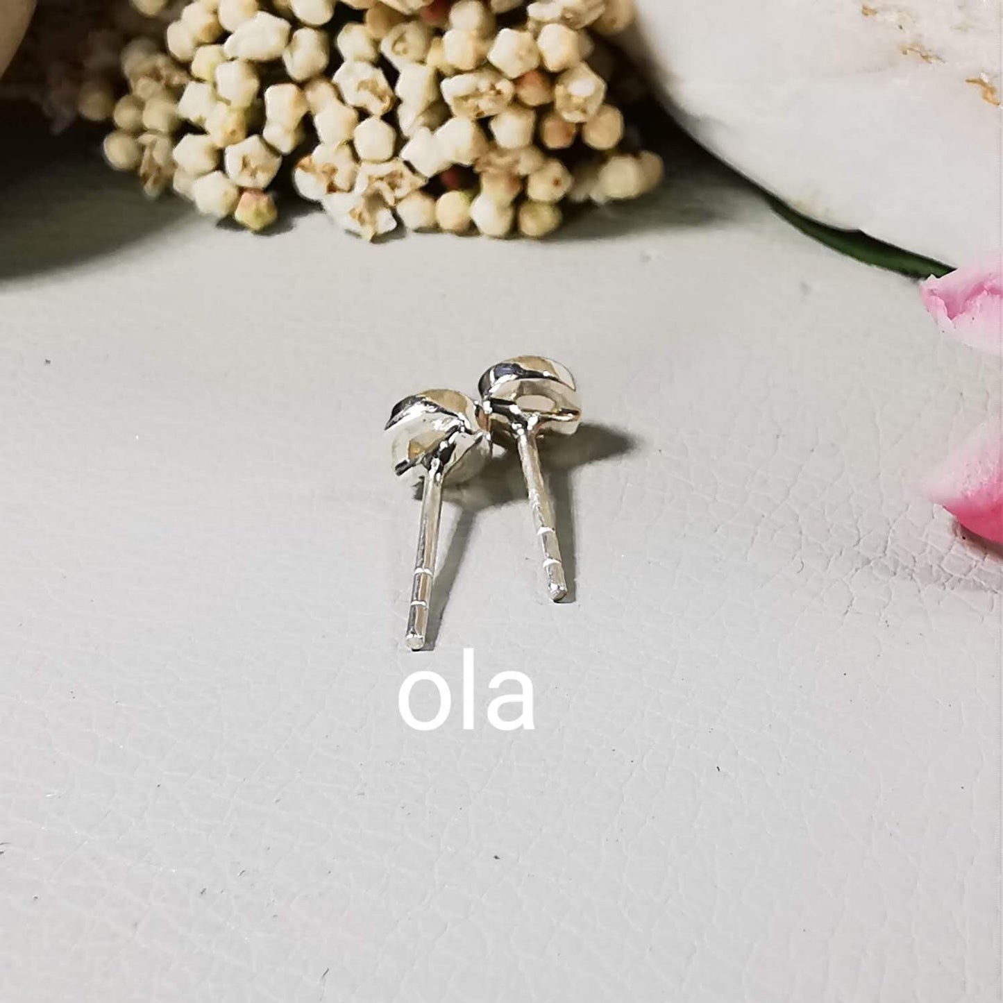 Handgefertigte Silberohrstecker mit Opal (Äthiopien)
