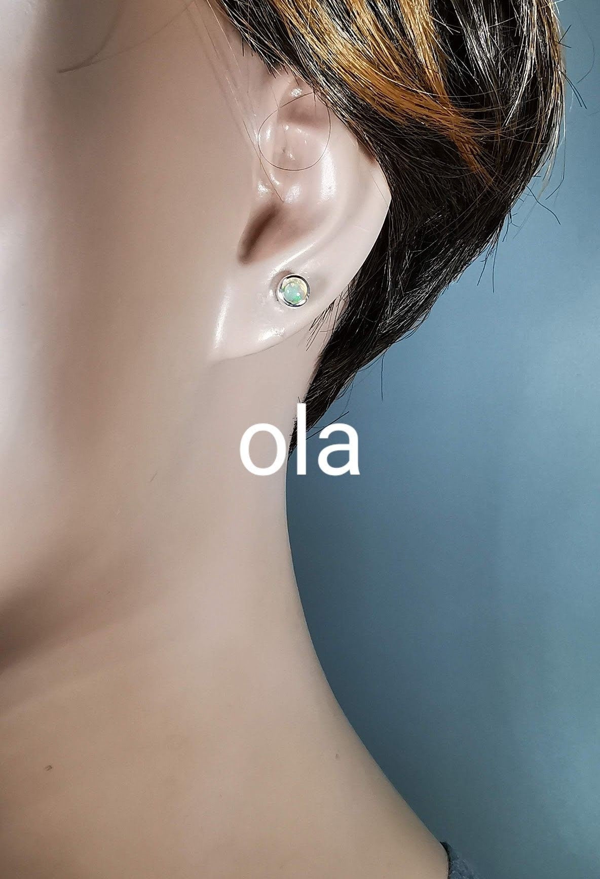 Handgefertigte Silberohrstecker mit Opal (Äthiopien)