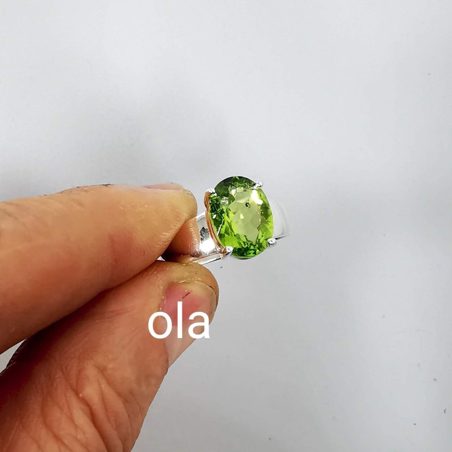 Handgefertigter Silberring mit Peridot