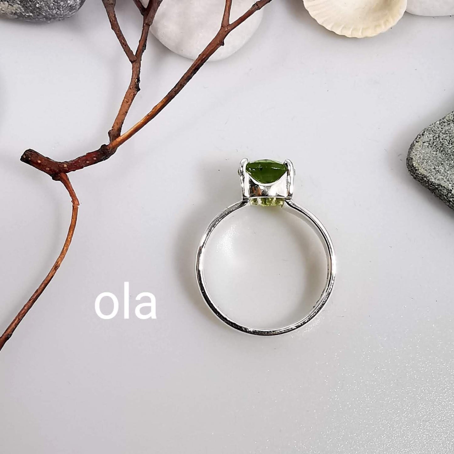 Handgefertigter Silberring mit Peridot