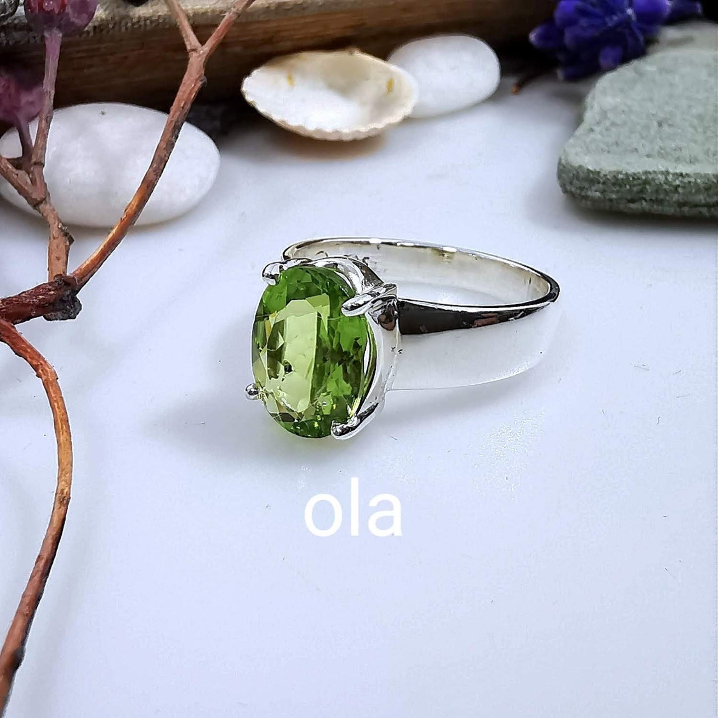 Handgefertigter Silberring mit Peridot