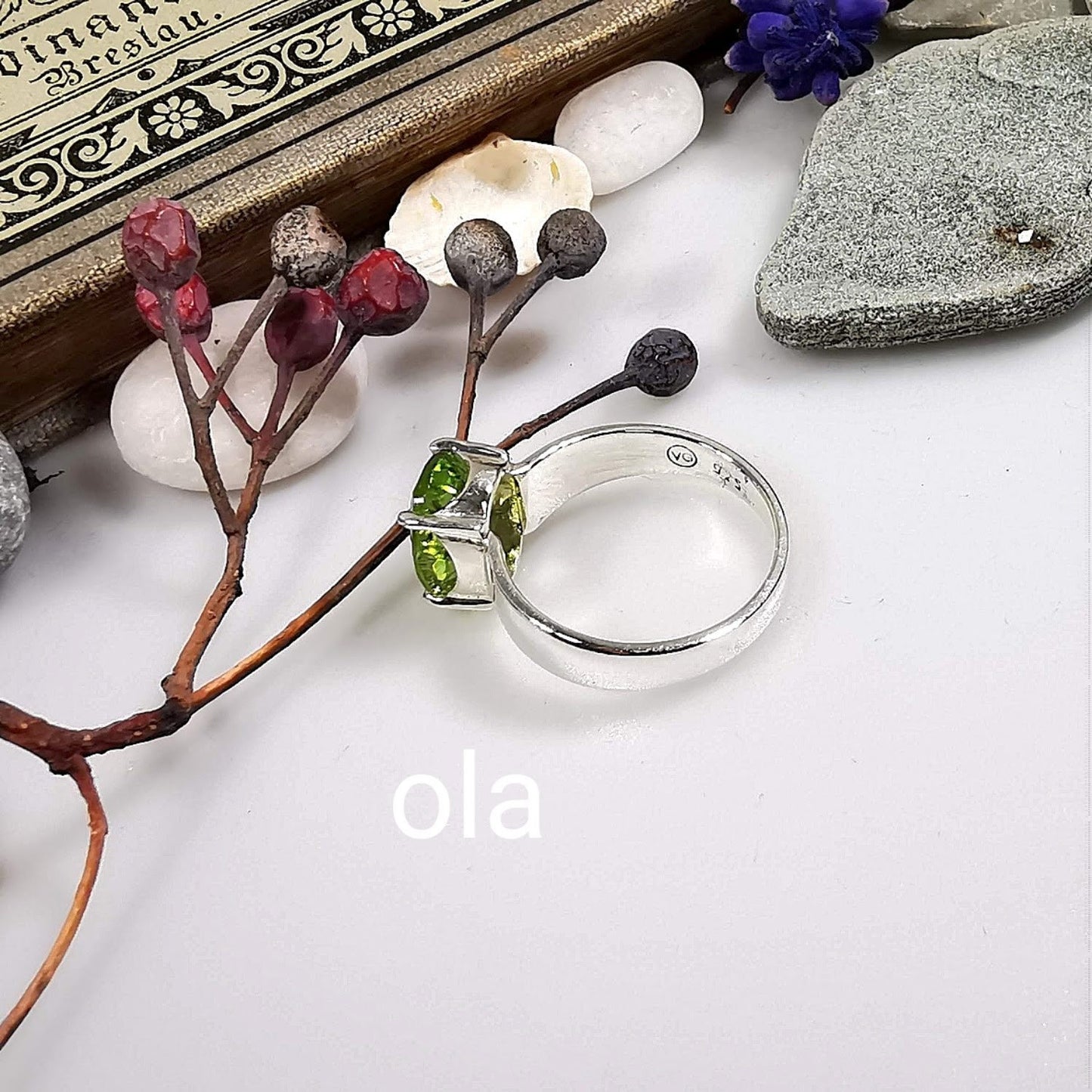 Handgefertigter Silberring mit Peridot