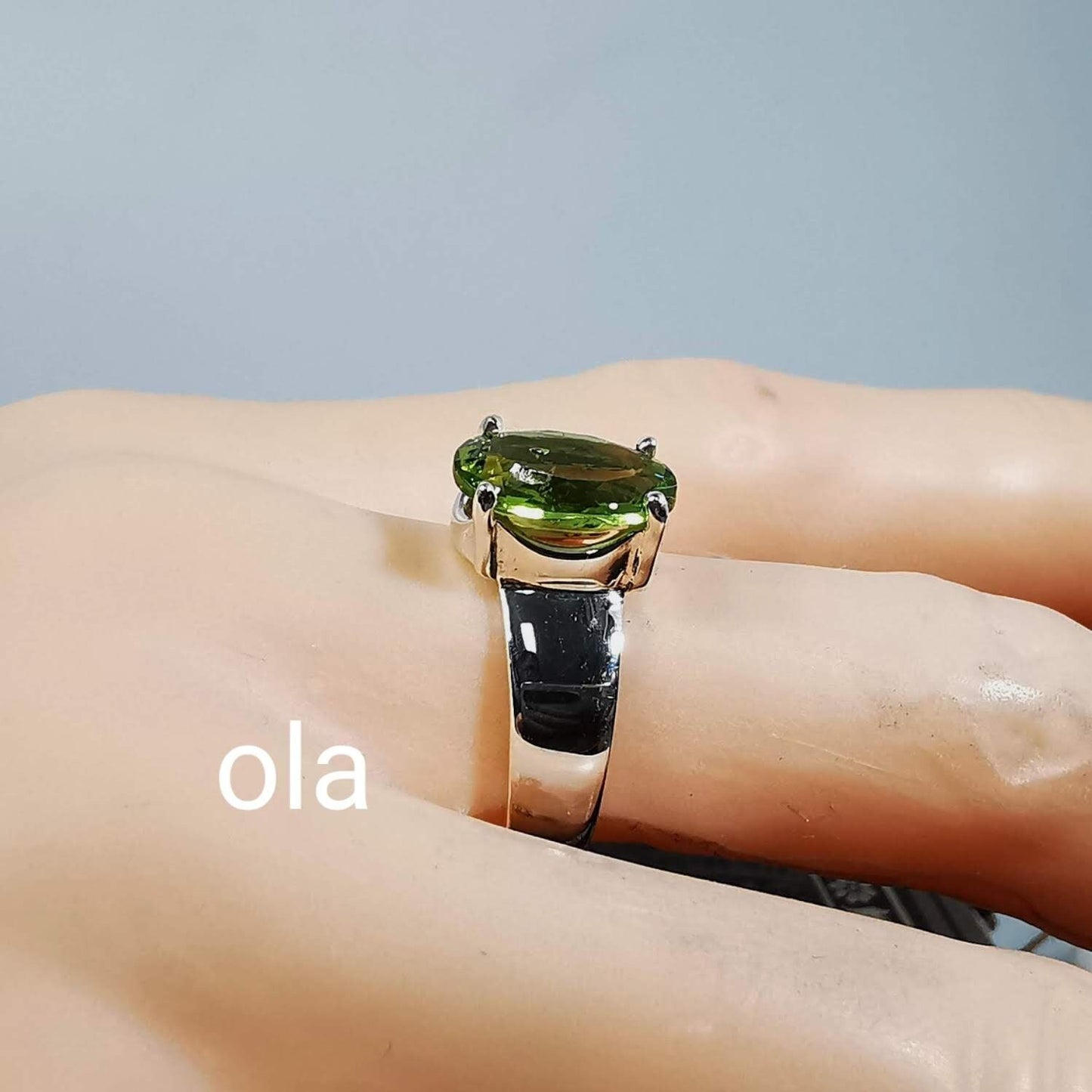 Handgefertigter Silberring mit Peridot