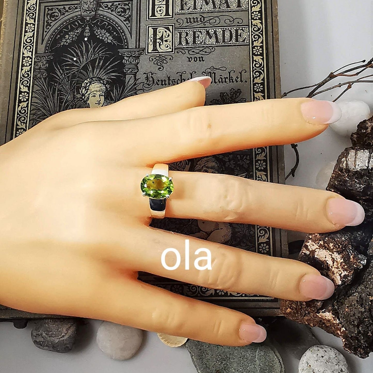 Handgefertigter Silberring mit Peridot