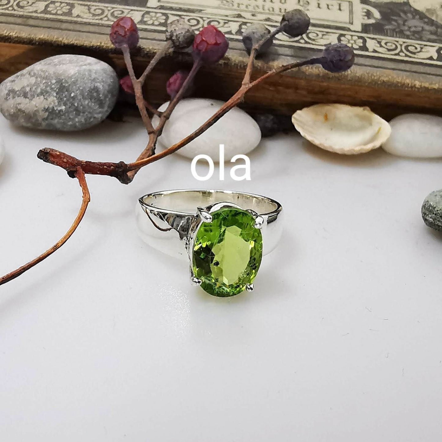 Handgefertigter Silberring mit Peridot
