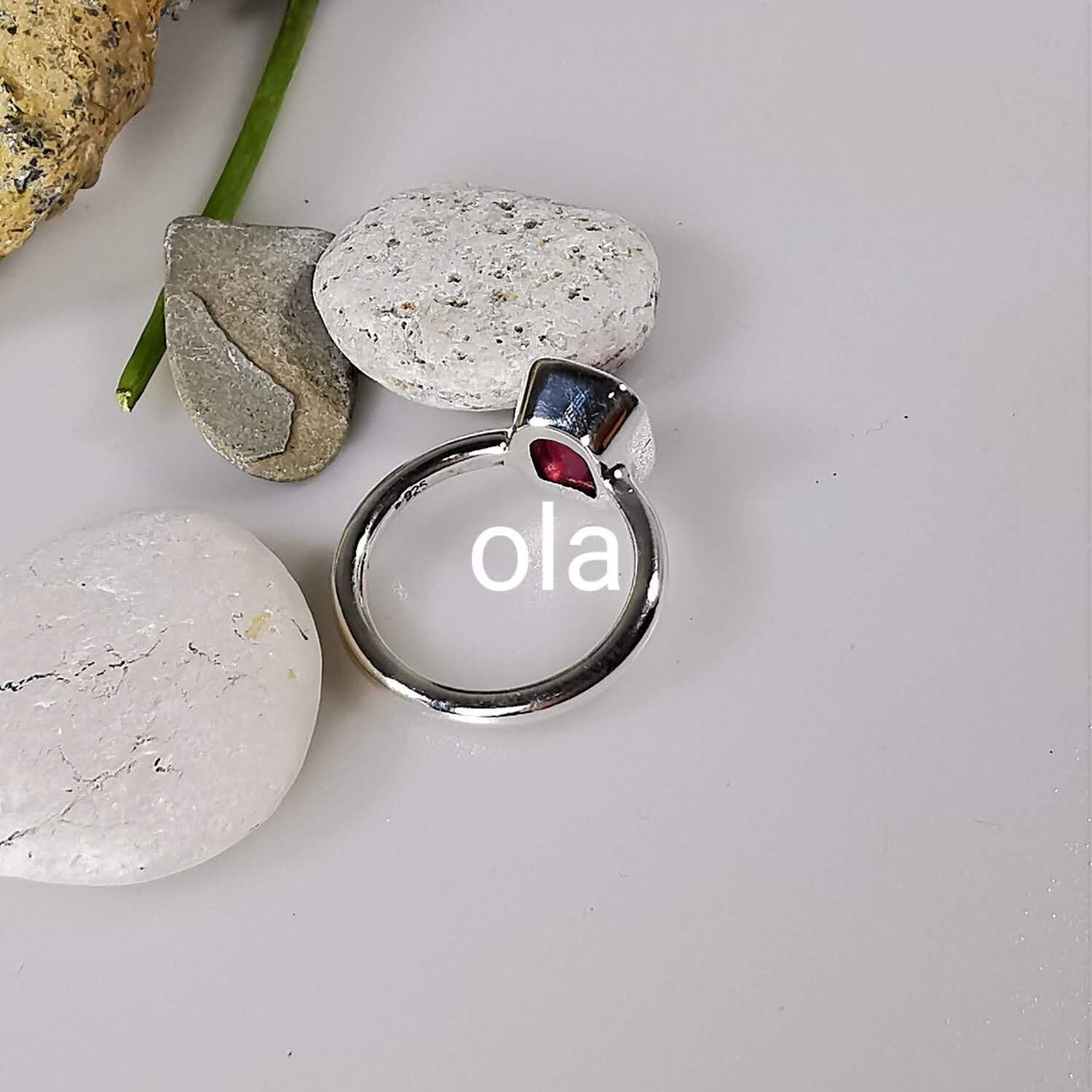 Rubinring in Silber gefasst