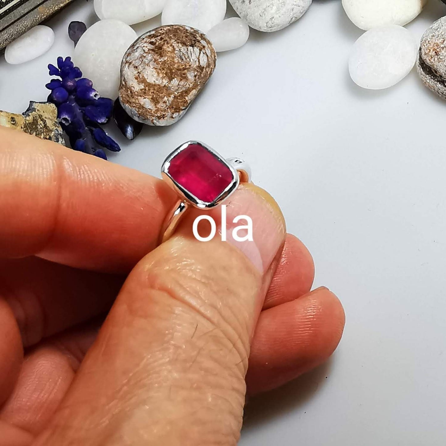 Rubinring in Silber gefasst