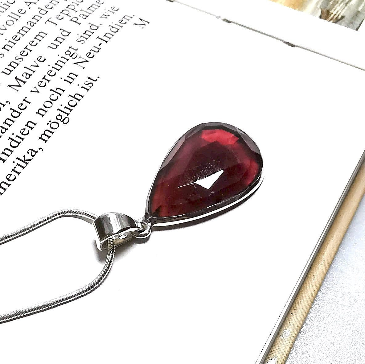 Facettierter Granat Anhänger in Silber gefasst // 1,0