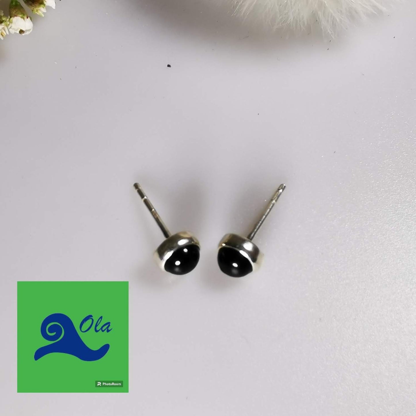runde kleine Ohrstecker aus Onyx in Silber gefasst